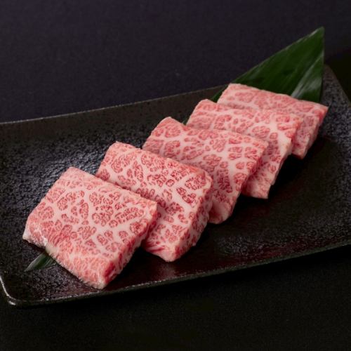 엄선한 암컷 A5 처녀 히다 소를 숙성하고 더욱 맛있게