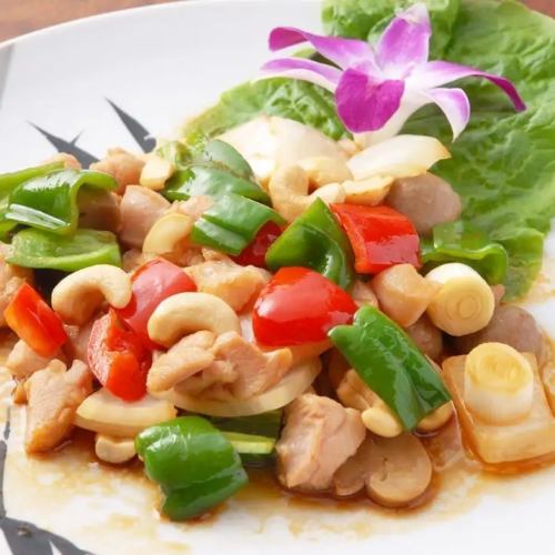 Stir-fried chicken with cashew nuts