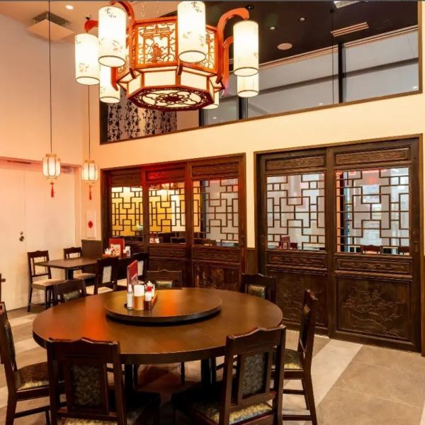 [Chic atmosphere based on wood grain and red] Chinese food is a round table, and the round table seats decorated with gorgeous chandeliers are suitable for various occasions such as dining with family and friends, and can accommodate 8 to 10 people. Available to you.