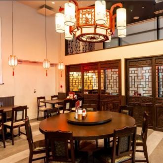 Round table is synonymous with Chinese cuisine.A table seat where you can relax under the gorgeous chandelier.