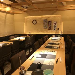 Table seats that can accommodate up to 24 people.There is a partition from other rooms, so you can use it as if you were in a private room.If you want to use it comfortably, 21 people is the best.