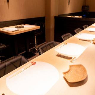 お寿司はもちろん、鮮魚の逸品、様々なお料理に合うお酒を幅広く取り揃えております。