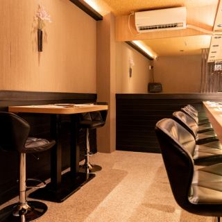 【ゆったりとしたお時間を】せっかくのご来店、ゆっくり、ゆったりと過ごしていtだくために、空間をゆったりと使っています。広く感覚を空けたお席で、ゆったりとした時間をお過ごしください。