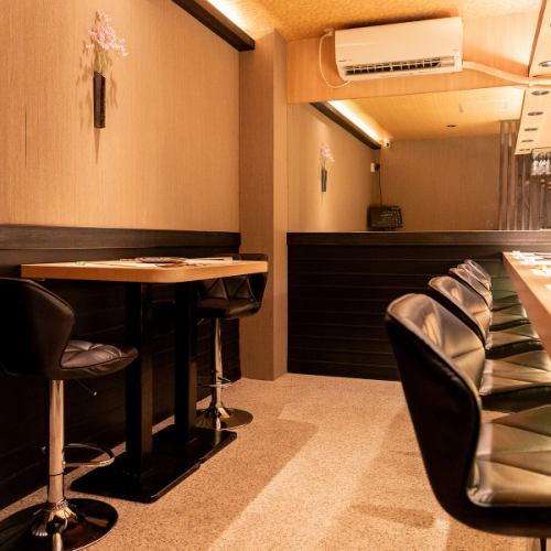 【ゆったりとしたお時間を】せっかくのご来店、ゆっくり、ゆったりと過ごしていtだくために、空間をゆったりと使っています。広く感覚を空けたお席で、ゆったりとした時間をお過ごしください。