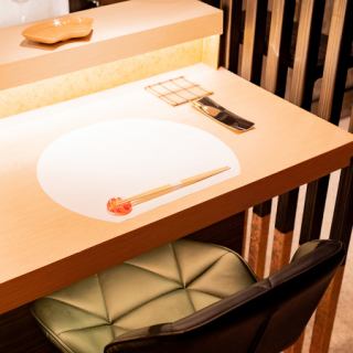 当店のカウンター席からは、職人が寿司を握るさまを間近で眺めることの出来るようになっております！握りたての寿司をお召し上がりいただくこともでき、常連様からも人気のお席です。