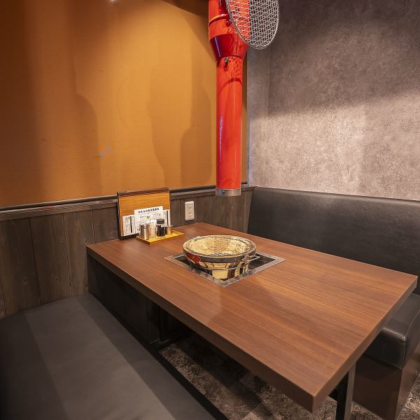 【半個室】ゆったり過ごせる10名対応の半個室をご用意。周りを気にせず、仲間や家族だけでわいわい楽しめる空間です♪宴会や誕生日会、友人との集まり、ちょっとした打ち上げなど、さまざまなシーンにぴったり◎木の温もりを感じる落ち着いた空間で、焼肉を心ゆくまで楽しめます。