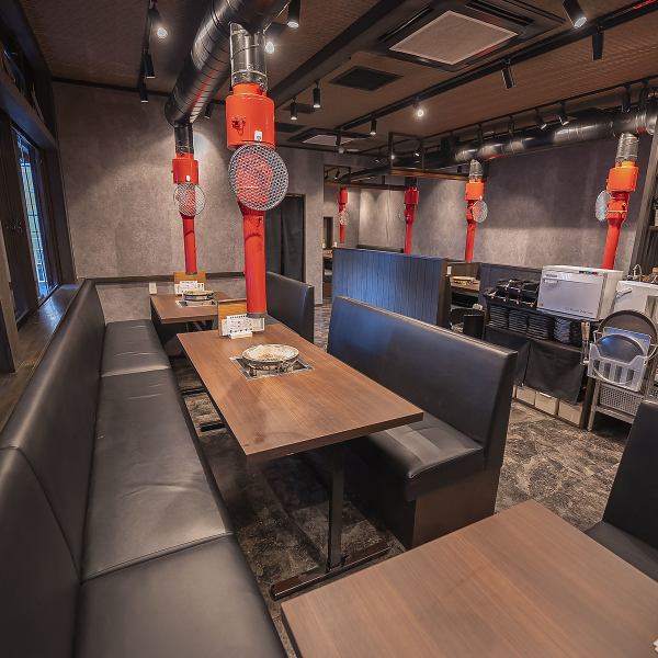 【全体内装】少人数の食事から大人数の宴会まで幅広く対応。テーブルごとに設置された焼き台で、思い思いのペースで焼肉を楽しめます♪友人同士のカジュアルな集まりや家族での食事、会社の宴会まで、どんなシーンでもワイワイ盛り上がれる空間です。居心地の良い雰囲気の中で、お肉を囲みながら楽しんでください◎