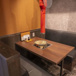 【4인 테이블석】 캐주얼하게 야키니쿠를 즐기기에 딱 맞고, 친구끼리나 가족에서의 식사에도 최적♪ 1대씩 설치된 야키다이로, 자신들의 페이스로 구우면서 귀엽게 즐길 수 있는 분위기입니다.테이블의 연결도 가능하기 때문에, 소인수라도 자유롭게 레이아웃을 바꾸어 이용할 수 있습니다◎