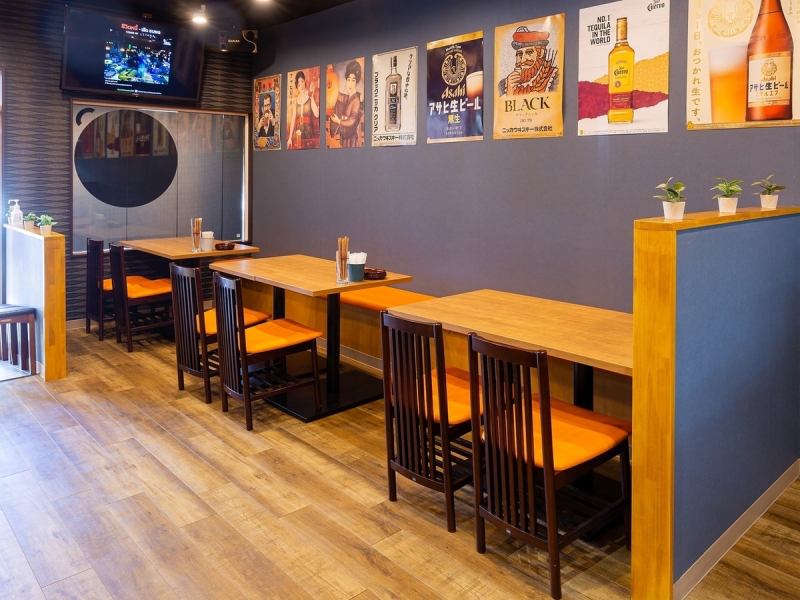 점내는 모던하고 차분한 분위기가 감돌고 따뜻한 나무 테이블과 오렌지 의자가 편안함을 연출하고 있습니다.벽에는 세련된 포스터가 장식되어 캐주얼하면서도 세련된 공간이 펼쳐집니다.개별 테이블은 적당한 거리를 유지하고, 개인감도 느껴집니다.친구나 가족과의 즐거운 식사에 딱 맞습니다.