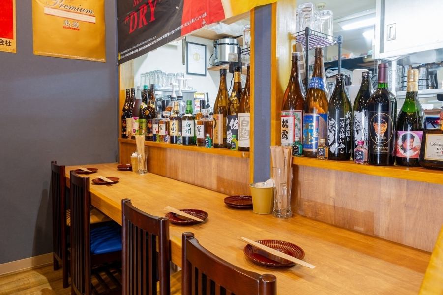선술집의 카운터 석에는 여러 가지 색의 술병이 즐비하게 늘어서 눈을 즐겁게합니다.차분한 분위기 속에서 기분 좋은 대화가 연주하는 공간입니다.눈앞에서 칵테일이나 일본술 등을 즐길 수 있기 때문에, 선택하는 즐거움도 맛볼 수 있습니다.친구와의 즐거운 한 때나 퇴근길에 혼자 휴식을 취하기에 최적인 장소입니다.아늑한 장점이 매력적인 가게입니다.