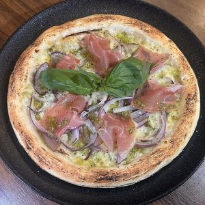 生ハムのジェノベーゼピザ