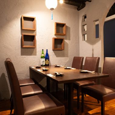 【2名様～OKのオシャレなモダン個室】インテリアにもこだわった多彩な個室席はご利用人数に合わせてのご案内が可能です。柔らかく優しい照明が照らす空間は雰囲気も抜群！ゆったりと会話を愉しみたい飲み会や女子会などにピッタリのプライベート空間をご提供いたします◎