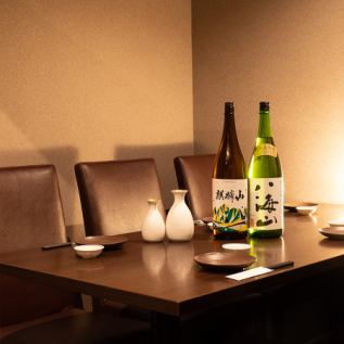 느긋하게 편히 쉬는 테이블 개인실 공간은 접대 등의 비즈니스 씬은 물론, 데이트나 소규모의 연회에도 이용하실 수 있습니다.주말은, 가족 동반으로 따뜻한 한때를 만끽.커플이나 여자 회에서도 부담없이 넣는 안심감이 있습니다.차분하고 천천히 엄선한 음료와 요리를 즐길 수 있습니다.