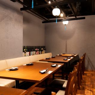 전석 개인실 안내! 차분한 내장의 점내는 소인원수로부터 단체님까지 접대나 빼놓을 수 없는 연회에도 ◎집념의 식사와 엄선 명주를 준비하고 있으므로, 테이블을 둘러싸고 회화가 튀는 것 틀림없습니다.느긋하게 흐르는 가게 안에 발길을 늘리는 개인실이 인기.간다에서의 연회, 여자 회, 술자리에 호평 받고 있습니다!