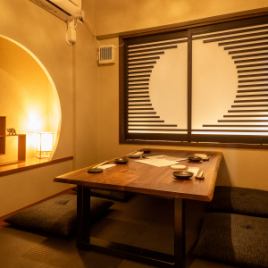 ゆったりとお過ごし頂ける座敷席もご用意しております。おしゃれな空間と美味しい料理が雰囲気を盛り上げる宴会におすすめの席です。是非一度ご利用ください。