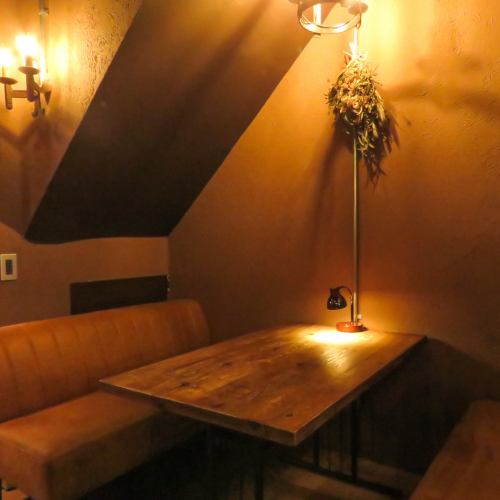 ＜2F　ソファー席:4名様向け＞店内入って右側にひっそりとあるソファーテーブル席。雰囲気に合った照明や3Fに繋がる階段といったインテリアが、洞窟のイメージを作り出しプライベートな空間を演出♪デートなどで使えるピッタリのお席です！
