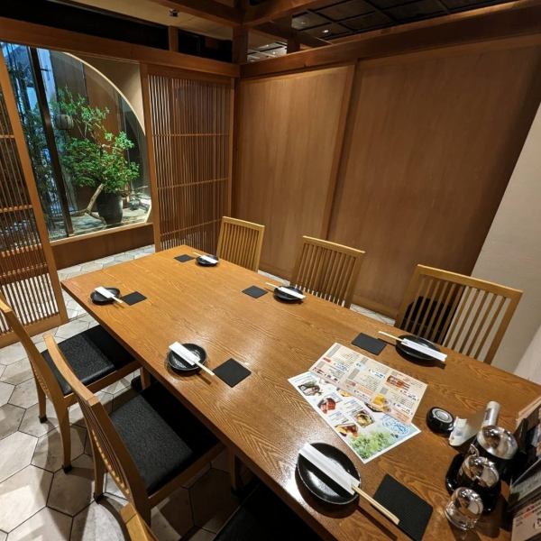 ゆったりとくつろげる個室を12部屋ご用意♪2～50名様と様々な人数にご対応いたします！接待から宴会まで、お客様のシーンに合わせてご要望承ります！四条烏丸交差点に面した立地で、京都市営地下鉄「四条駅」・阪急京都線「烏丸駅」からは地下通路で直結しているのでアクセスは抜群◎お集まりにもお帰りにも便利です！