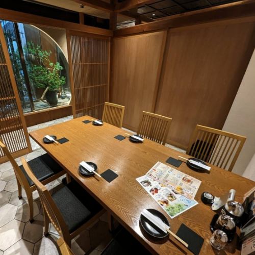 <p>ゆったりとくつろげる個室を12部屋ご用意♪2～50名様と様々な人数にご対応いたします！接待から宴会まで、お客様のシーンに合わせてご要望承ります！四条烏丸交差点に面した立地で、京都市営地下鉄「四条駅」・阪急京都線「烏丸駅」からは地下通路で直結しているのでアクセスは抜群◎お集まりにもお帰りにも便利です！</p>