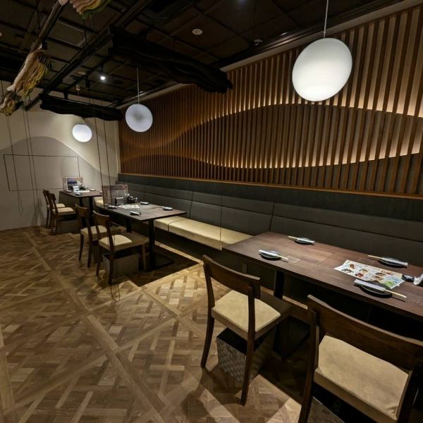 お店の奥には最大50名様着席可能な大広間をご用意♪会議や打ち合わせ後の急な団体様のお集まり場所に是非ご活用ください☆四条烏丸交差点南西に面した立地で、京都市営地下鉄「四条駅」・阪急京都線「烏丸駅」からは地下通路で直結しているのでアクセスは抜群です◎多方面からのお集まりやお帰りにも便利です！