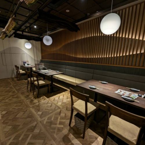 <p>お店の奥には最大50名様着席可能な大広間をご用意♪会議や打ち合わせ後の急な団体様のお集まり場所に是非ご活用ください☆四条烏丸交差点南西に面した立地で、京都市営地下鉄「四条駅」・阪急京都線「烏丸駅」からは地下通路で直結しているのでアクセスは抜群です◎多方面からのお集まりやお帰りにも便利です！</p>
