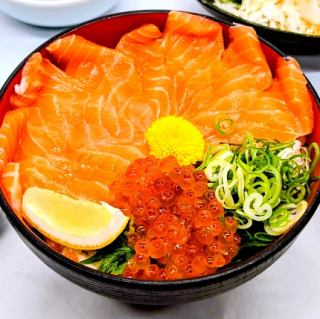 午餐可在12:00之前預約！ 寬敞的餐桌非常適合午餐聚會♪ *照片為鮭魚和鮭魚子蓋飯。