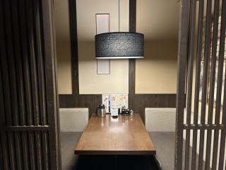 沙發式包廂座位，四面格子門
