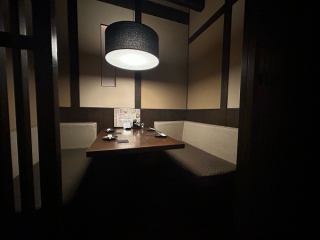 沙發式包廂座位，四面格子門