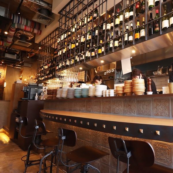 [Perfect for a date] The side-by-side counter seats are perfect for a casual date! The wine cellar is always stocked with over 80 carefully selected wines, so the two of you can enjoy them to your heart's content.