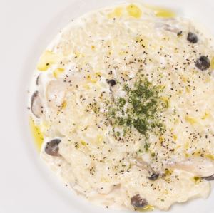 고르곤 졸라의 진한 치즈 리조또