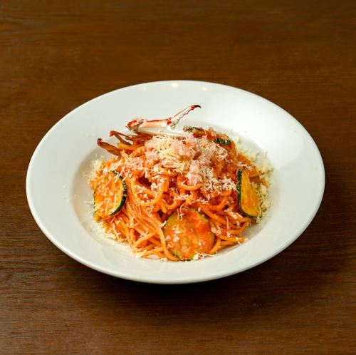 渡り蟹とズッキーニのトマトクリームパスタ