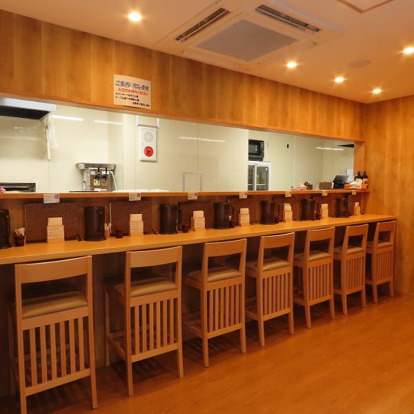 【お一人様も気軽に通える空間】カウンター席をご用意しておりますので、お一人様での利用も大歓迎です。平日はお仕事帰りに立ち寄る方が多く、うどんとお酒を楽しみながらゆったりお過ごしいただいております。気兼ねなく入れる雰囲気で、初めての方でも安心。ふらっと立ち寄れる居心地の良さが魅力です。