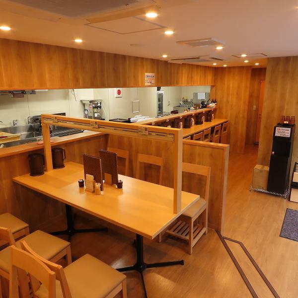 【小規模宴会に最適な貸切空間】当店では12名様前後まで貸切りが可能。仲間内での宴会やちょっとしたお祝い、会社の集まりにもぴったりです。周囲を気にせず楽しめるアットホームな空間で、ゆったりとした時間をお過ごしいただけます。貸切りをご希望の際は、お電話にてお気軽にお問い合わせください。