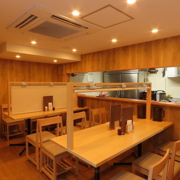 【木の温もり感じる和の店内】移転前の雰囲気をそのままに、木目調で統一された和テイストの落ち着いた空間です。土日祝はご家族で賑わっているため、お子様連れの方も安心してお食事をお楽しみいただけます。昼はラジオ、夜はテレビを流し、どこか懐かしくほっとできる空間づくりを大切にしています。