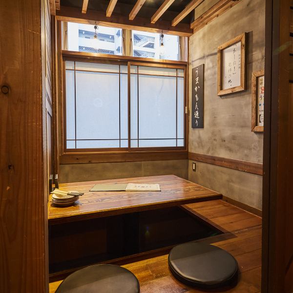 【新潟で愛される博多名物　野菜巻き串】　完全店仕込みで巻いている当店名物の野菜巻き！！王道の野菜巻きから旬のおすすめまで多種多様♪新潟駅徒歩4分、2名様のデート利用から10名様以上の宴会まで対応可能。ゆったり座れる掘りごたつ席やテーブル席で、リラックスした時間をお過ごしください。