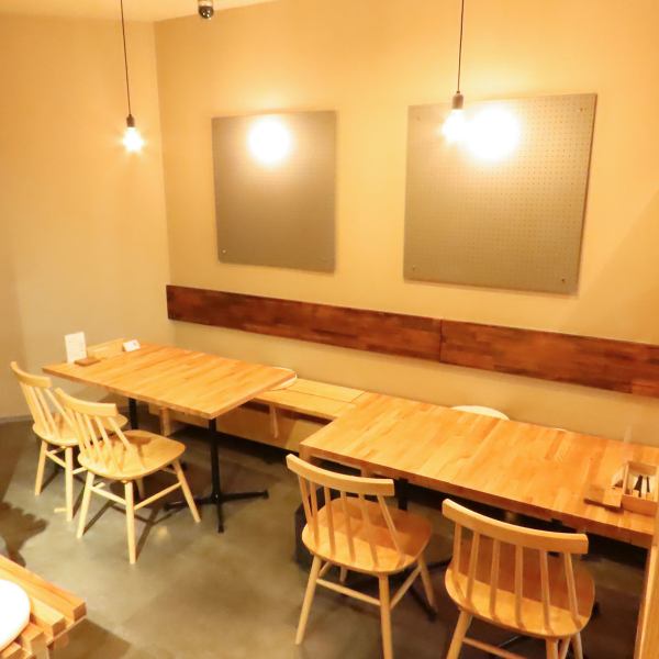 2名様や4名様用のテーブル席を多数ご用意しておりますので、ぜひお気軽にお越しください。お誕生日のお祝いやデート、ご家族連れにぴったりな、木を基調とした落ち着いた内装で、ゆったりとお食事をお楽しみいただけます◎