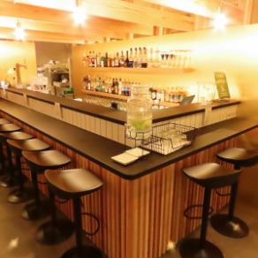 お仕事帰りのサク飲み、サク飯でもどなたでもお気軽にご利用いただけるカウンター席をご用意しております。