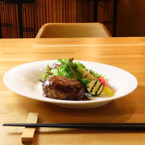 【お好みのソースをどうぞ♪】3種のこだわりのソースから選べるハンバーグ1090円(税込)