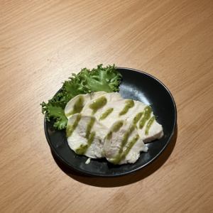 自家製ハーブチキン　バジルソース