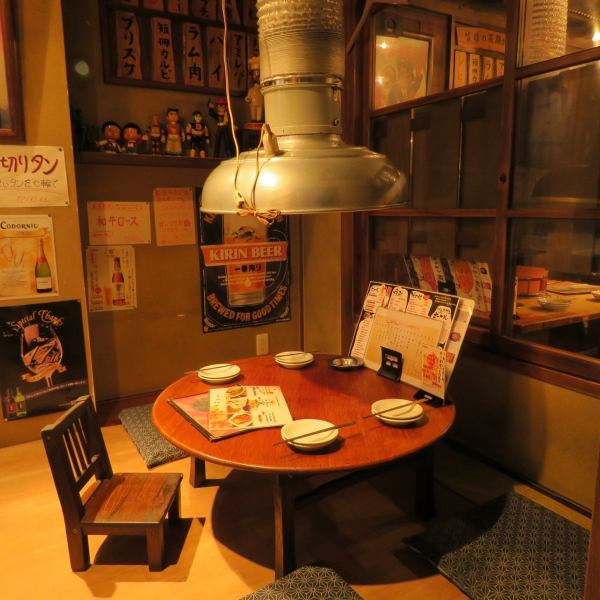 【Hormone BBQ at Chobu-bashi!】 Private room prepared 2 tables for 4 people ♪ It is a nostalgic room as it used to be.How about a banquet that surrounds the cushion and the shabby table?Because it is an interior, it is also ideal for meals with children ◎ We also have chairs for children! Weekends are very popular so please reserve a room as soon as possible on the phone