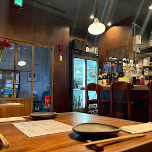 【昼飲み・サク飲みに】博多屋台のような気軽な雰囲気!気軽に立ち寄れるアットホームな空間で、昼飲みや仕事帰りのサク飲みにもぴったり。博多名物のもつ鍋やごま鯖、ぐる皮など、屋台気分で楽しめる料理とお酒をご用意しています。