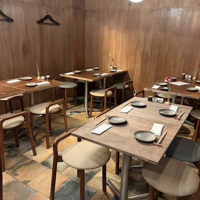 <p>【団体利用も歓迎】博多料理を囲んで賑やかな宴会!温かみのある店内は、友人同士の飲み会や会社宴会など団体利用にもおすすめ。博多名物の料理を囲みながら、ワイワイと賑やかなひとときをお楽しみいただけます。</p>