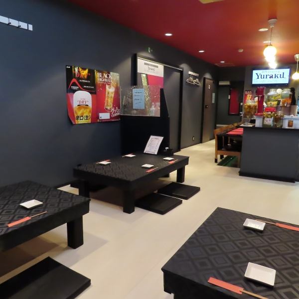 スタイリッシュで大人の雰囲気が漂う店内。広々としておりますのでテーブル席でもごゆっくりお寛ぎいただけます。席は座敷タイプでゆったりとご利用可！お仕事帰りの飲み会やご友人とのお食事など、様々なシーンでぜひご利用ください！