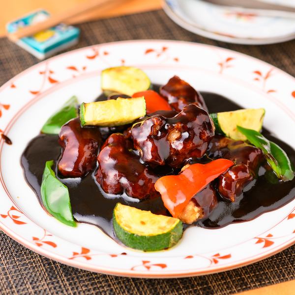 [Soft kinako pork and colorful vegetables with a rich flavor are very popular◇] Special kinako pork and black vinegar sweet and sour pork