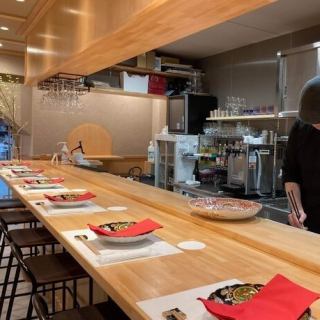 You can enjoy live cooking at the open counter.