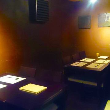 【和モダン空間の店内】テーブル席とカウンター席をご用意しております。ご家族でのお食事や、ご友人とのプライベート飲み会、少人数でのお集まり、お祝いなど幅広いシーンにご利用ください。