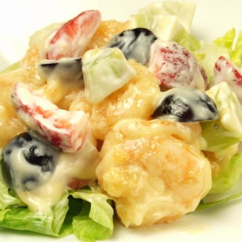 Mayonnaise sauce with shrimp and fruits