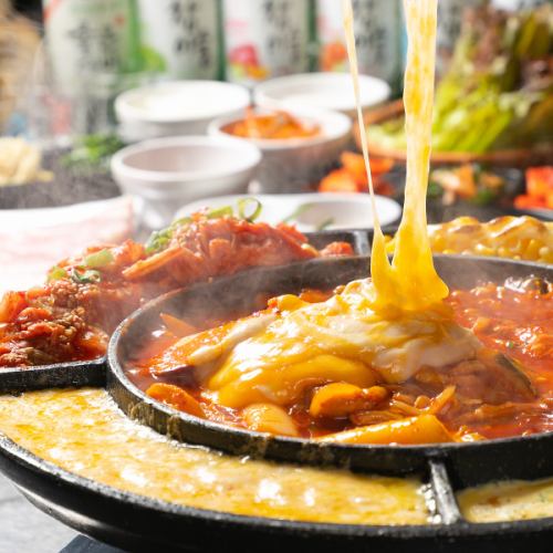 [Already a classic! Melty cheese] Authentic "Cheese Dakgalbi" that can be enjoyed in a special iron plate pot 2,380 yen/1 serving *2 servings ~