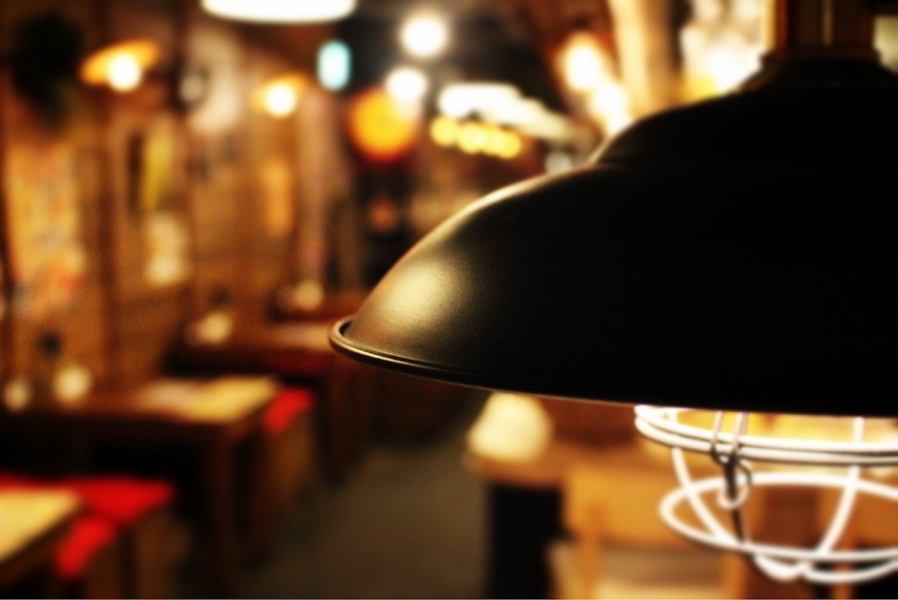 It is an atmosphere that you can relax with skewers and sashimi, but with moderate lighting and moderate bustling.The chair of the counter is a stylish chair like a bar ♪ Easy to enter women ◎