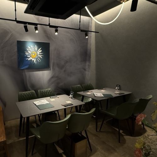 テーブル席は広々とした空間でゆったりとおくつろぎいただけます。団体様や家族連れの方におすすめです。