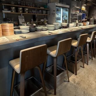 当店のメインカウンターはおひとり様はもちろんカップルにもおすすめです。溝の口らしからぬ大人の雰囲気でゆっくりとおくつろぎいただけます。